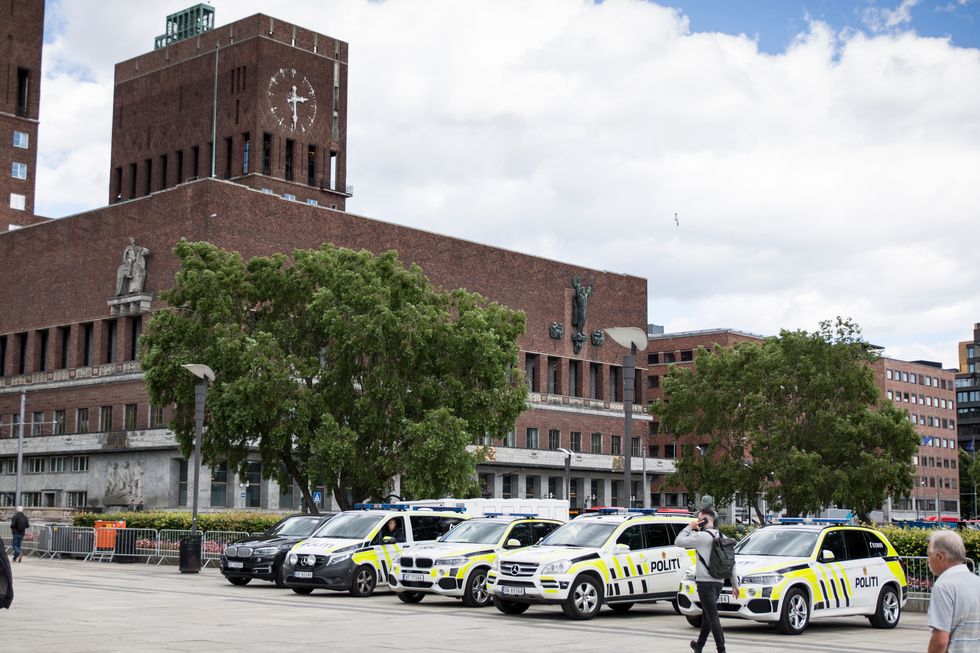 Oslo politidistrikt bruker 23 millioner kroner i året på bilparken sin, noe som er mest av alle distriktene. Men Oslo-politiet har også desidert flest biler. Her er et utvalg av dem foran rådhuset.