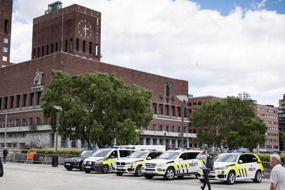Oslo politidistrikt bruker 23 millioner kroner i året på bilparken sin, noe som er mest av alle distriktene. Men Oslo-politiet har også desidert flest biler. Her er et utvalg av dem foran rådhuset.