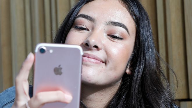Jente som tar selfie med en iPhone