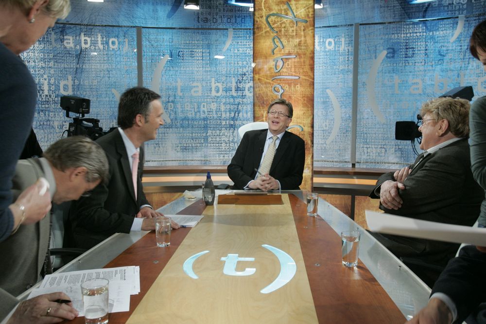 Avslappa stemning før ei Tabloid-sending på TV 2 våren 2006. F.v. Kjell Magne Bondevik, Jens Stoltenberg, programleiar Pål T. Jørgensen og Stein Ørnhøi.