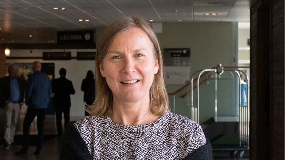 Sjefen for Nasjonal kommunikasjonsmyndighet (Nkom), Elisabeth Aarsæther, sier hun som en foreløpig betraktning er enig i at mobilteknologi ser ut til å være mest sannsynlige teknologivalg når bredbånd blir en rettighet, fordi de som faller utenfor kommersielle tilbud og vanlige støtteordninger bor slik til at det er vanskelig å nå dem med kabler.
