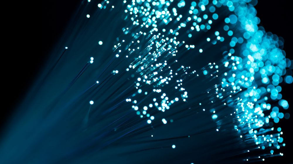 Bifrost Communications har utviklet en teknologi som gjør det mulig å sette en ekstra laser inn i den transceiveren som står helt ute hos sluttbrukeren og forsterker det lyset som kommer inn fra det fiberoptiske kabelen. Dette innebærer at signalet får fire ganger så lang rekkevidde som eksisterende løsninger, og at det kan kobles til åtte ganger så mange klienter på samme fiber som i dag.