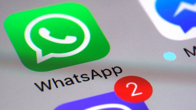 Den store kommunikasjonstjenesten WhatsApp oppfordrer brukere til å oppdatere appen etter oppdagelsen av et stort sikkerhetsbrudd. Foto: AP Photo/ Patrick Sison / NTB scanpix