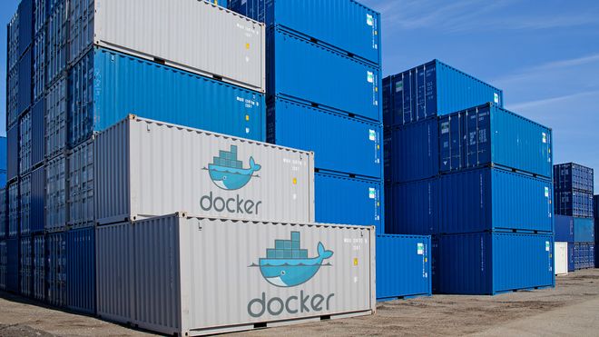 Bilde av en rekke containere, med docker-logo påmontert (bildet er manipulert).