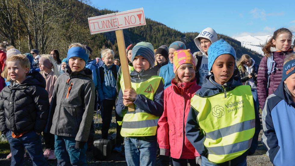 SKULESTREIK: Skulelevene i Vang tok måndag del i aksjonen for ny tunnel i Kvamskleiva.