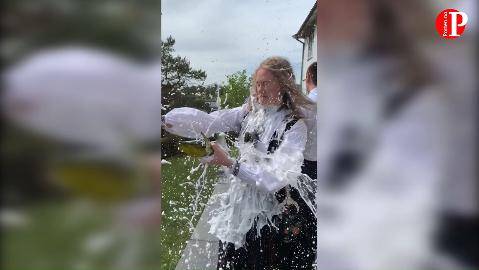 EKSPLOSIV FEIRING: Videoen av Linn Kristin Strand som opnar champagneflaska har gått sin sigersgang på internett det siste døgnet. Sjå den nedst i artikkelen.