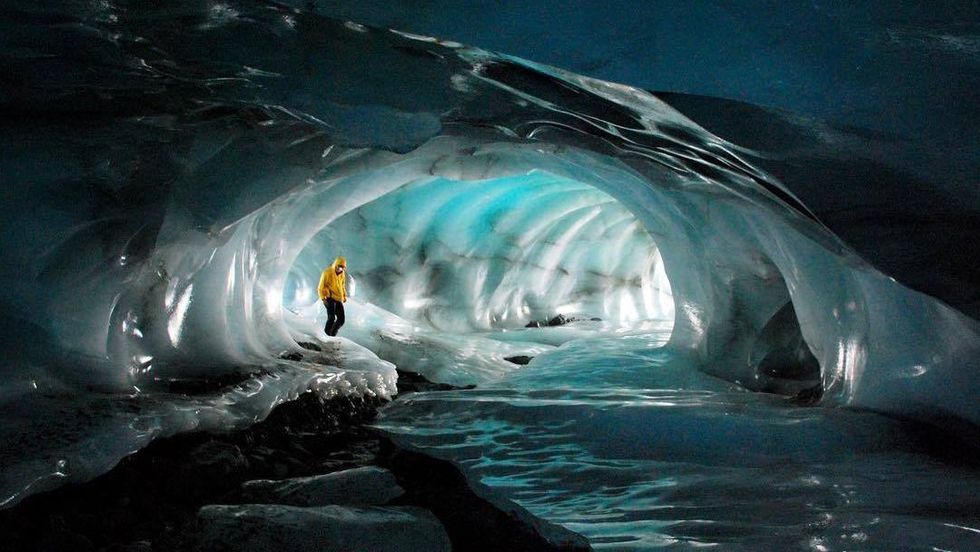 MAGISK: Grottevandring under Smørstabbreen i Jotunheimen.