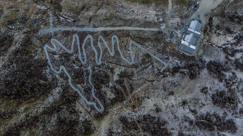 NYTT TILBOD: Ei sykkelløype tek form ved Dalalåven i Sogndal skisenter. Stisykling er ein av aktivitetane dei håpar skal skapa aktivitet i anlegget året rundt.