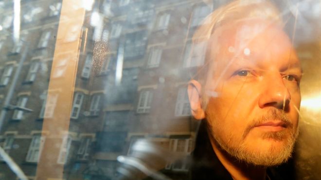 Julian Assange, wikileaks, bildet er tatt etter at Assange forlot rettssalen den 1. mai 2019.