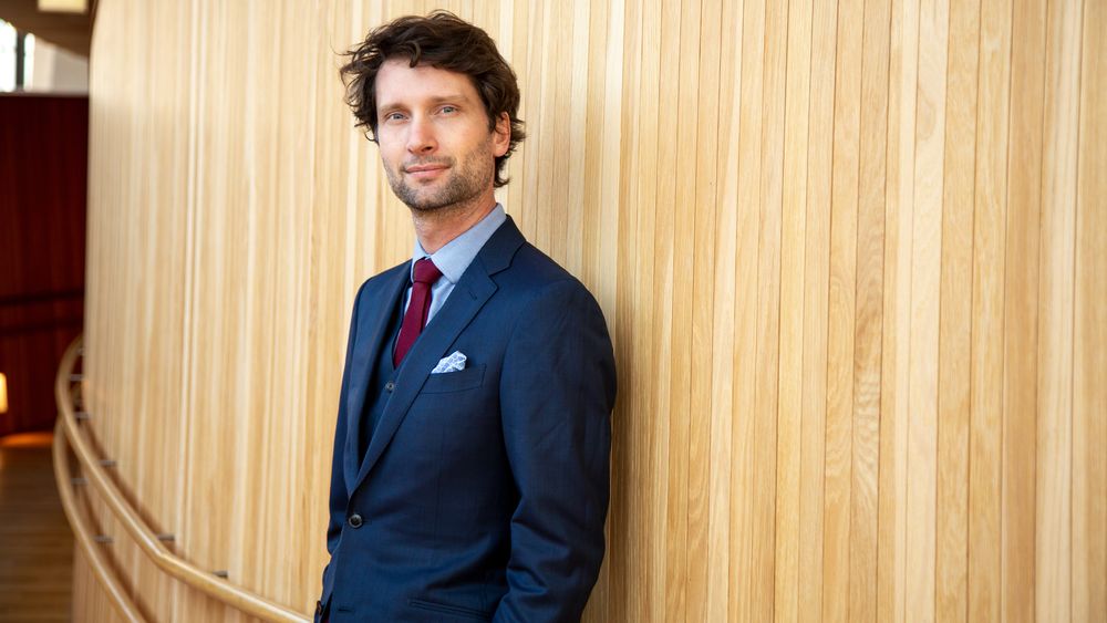 Michal Kosinski sto på scenen under Sopra Sterias «Power of sharing»-konferanse forrige uke, for å fortelle om de potensielle konsekvensene av forskningen han driver med.
