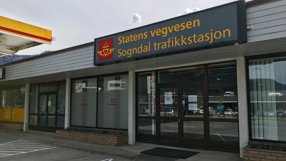 KJEMPAR FOR TILBODET: Fjorten tilsette jobbar på Sogndal trafikkstasjon i dag. Den konstituerte vegdirektøren føreslo måndag nedlegging.