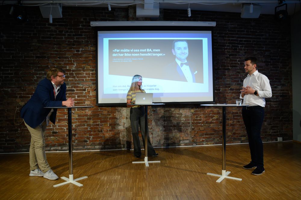 Sjefredaktør i Bergensavisen, Sigvald Sveinbjørnsson, debattleiar Hilde Sandvik og sjefredaktør i Bergens Tidende, Øyulf Hjertenes.