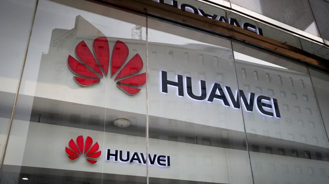 Huawei-logoer i et butikkvindu i Beijing.