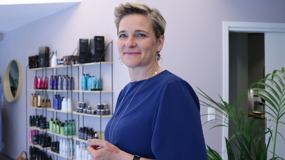 SATSAR: Dagleg leiar for Frisørstova, Siw Ødegård Seglem, kunne onsdag jubla over ein suksessfull opning av ny salong på Årdalstangen.
