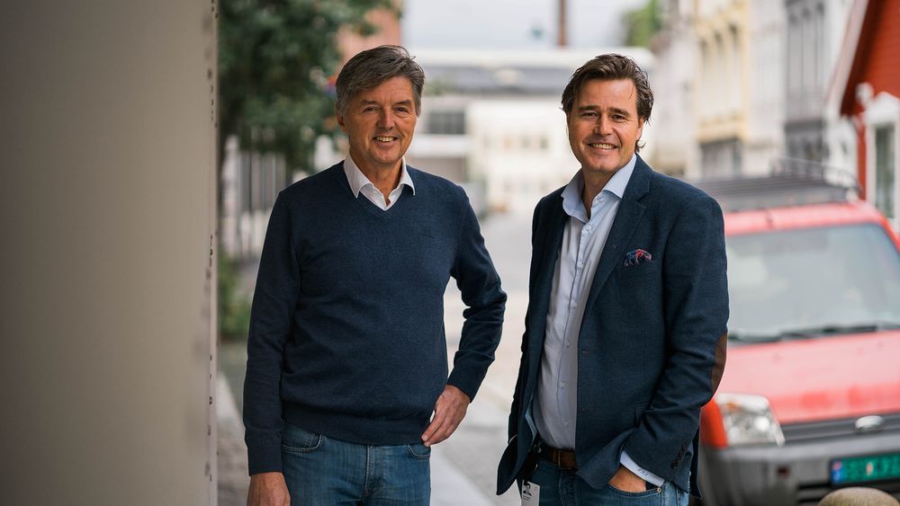 Candidator har som mål om å bli Nordens beste driftsleverandør. I fjor kjøpte de selskapet bergensselskapet Dataoppdrag. Den gangen ble alle ansatte med videre. Bildet er tatt i forbindelse med det oppkjøpet. Her tidligere daglig leder Erik Gams Steine i Dataoppdrag sammen med norgessjef Lars Solbakken i Candidator – nå Iver.