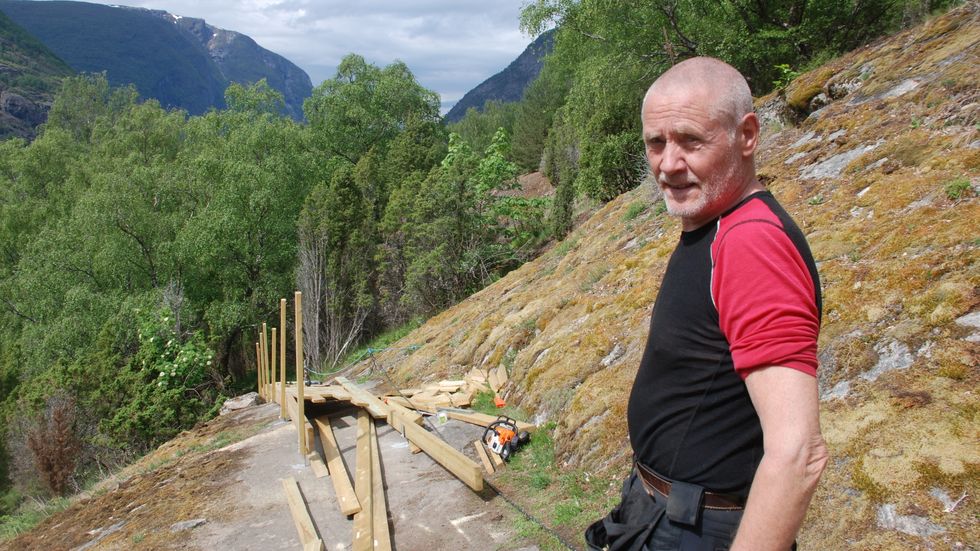 SISTE INNSPURT: Over hundre dugnadstimar vil gå med for å oppgradera traséen til dagsturhytta i Lærdal. Rolf Engløkk har stått i bresjen for arbeidet.
