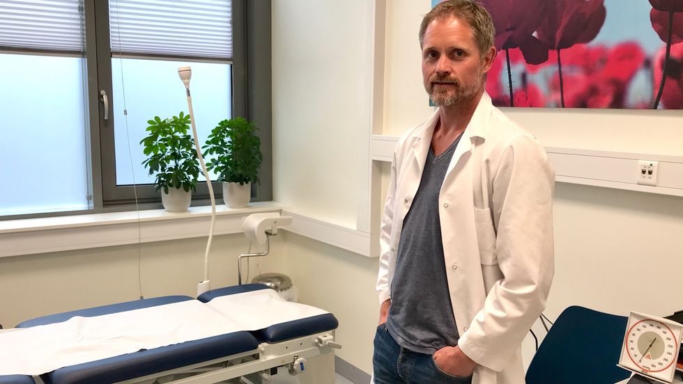 PÅ JOBB: Brede Skorve (45) er fastlege i Sogndal. I 1993 var han eit stort fotballtalent, og med då Norge spelte i U20-VM for første gong.