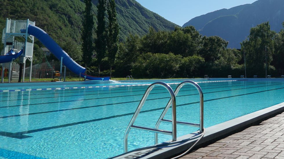 OPNAR I JUNI: Friluftsbassenget i Øvre Årdal skal opna 21.juni. No startar kommunen arbeidet med å gjera det klart.
