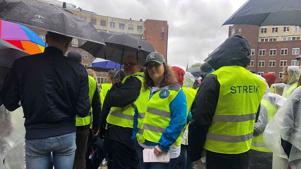 NITO og Akademikerne ønsker å ramme politikerne i Oslo rådhus med streiken. Advokat Beate Dagslet foran.
