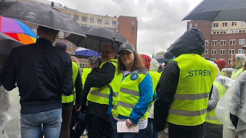 NITO og Akademikerne ønsker å ramme politikerne i Oslo rådhus med streiken. Advokat Beate Dagslet foran.