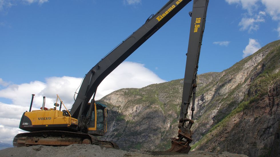 BEIST: Maskina med namnet Volvo Long Reach lever verkeleg opp til namnet sitt.