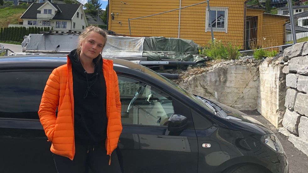 - SETT UT: Ragnhild Bakke (23) køyrde fredag gjennom Sogndal sentrum og stoppa for ein fotgjengar. Ho kunne knapt tru kva som skjedde, då han sprang opp på panseret og etterlot seg sein stor bulk.