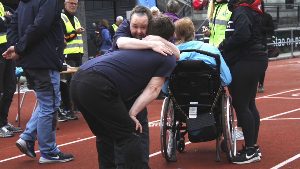 GODE KOMPISAR: Geir Ove Underdal blir gratulert av kompisen sin.
