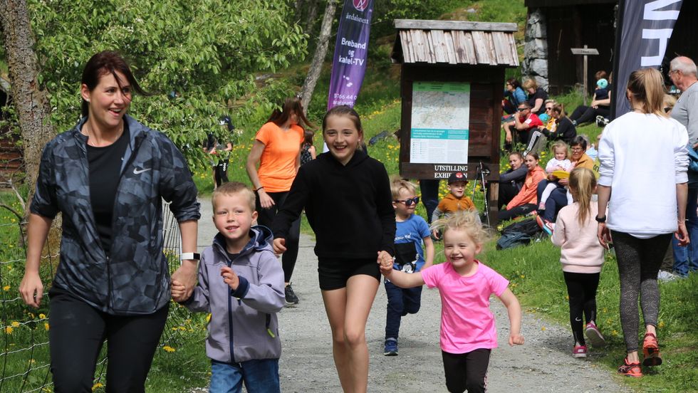 MORO FOR STORE OG SMÅ: Omlag 50 mini-joggarar fekk teste løypa sundag. Det var mange smil å sjå etter alle fekk premie.