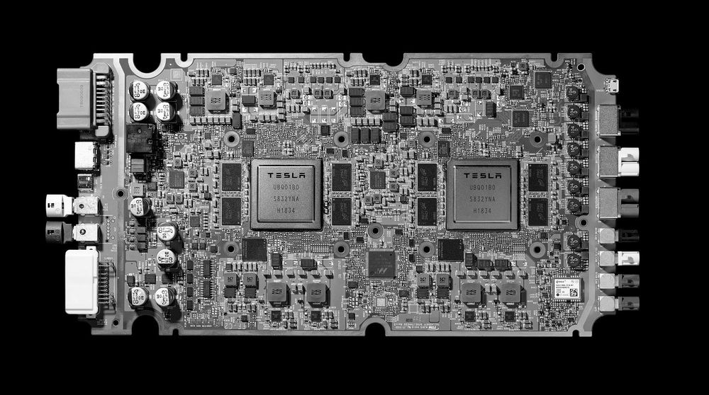Tesla og Samsung har samarbeidet om en datamaskin for selvkjørende biler, med to nevrale prosessorer.