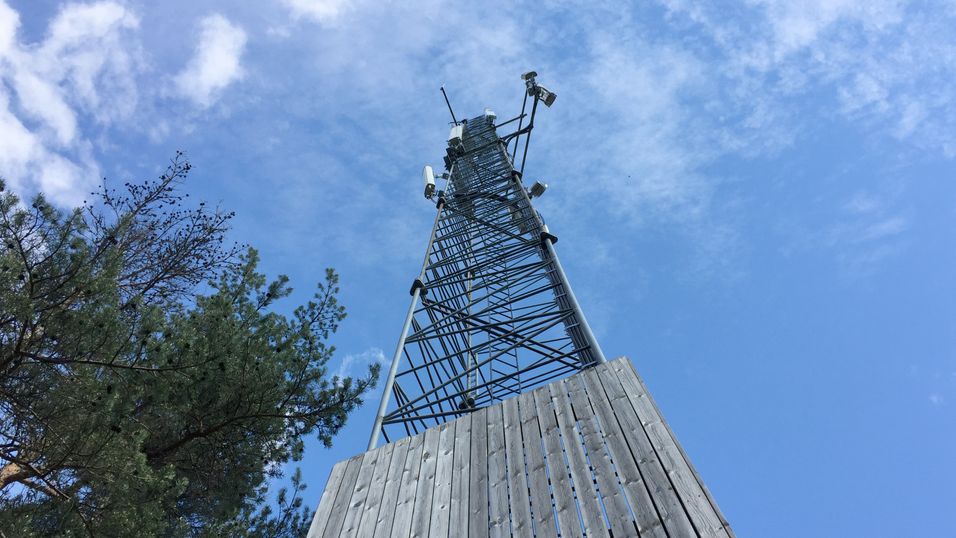Mandag 3. juni starter auksjonen over 700 MHz-båndet, et frekvensbånd som sannsynligvis vil bli viktig for både 4G og 5G. Da må slike mobilmaster, som denne bak det gamle Televerk-bygget på Nesodden, få nye antenner.