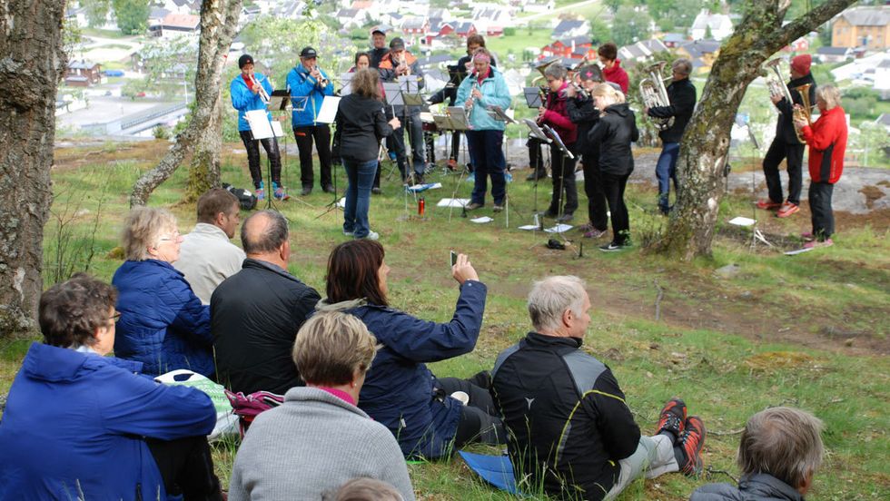 VARME TONAR: Musikklaget i Lærdal sørga for god stemning på Mjølkeflaten