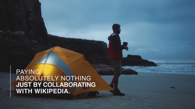 Klipp fra video som The North Face har utgitt om stuntet. Viser teksten "Paying absolutely nothing just by collaborating with Wikipedia".