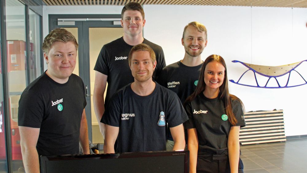 En gruppe dataingeniørstudenter ved Universitetet i Sørøst-Norge står bak Joober og Jobbot, fra venstre Magnus Gravland, Magnus Nordhagen, Christian Thun, Steffen Unneberg og Fride Hattestad.