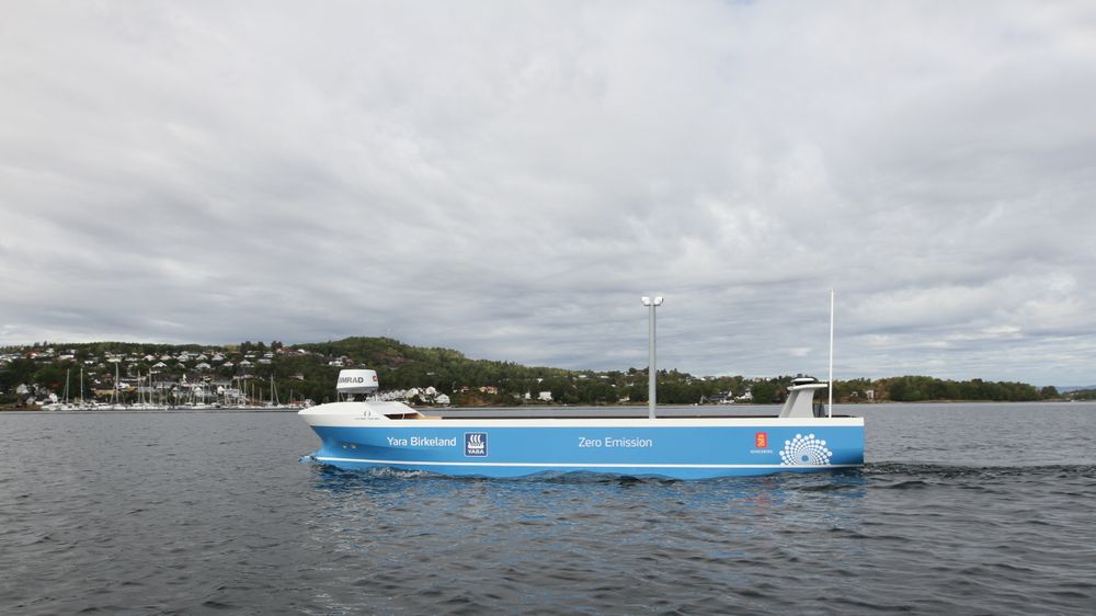 Modell av Yara Birkeland seiler autonomt i indre havnebasseng i Horten