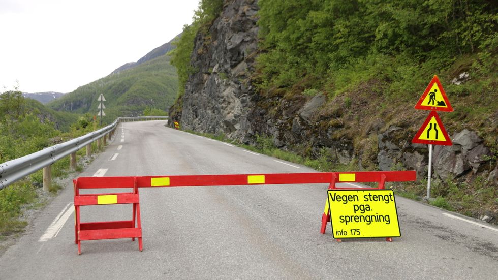 VEGARBEID: På fylkesveg 53 mellom Årdal og Tyin skal det koma ny tunnel og utbetra veg. Vegarbeidet fører til smal veg, meiner busspassasjer Inge Moen.