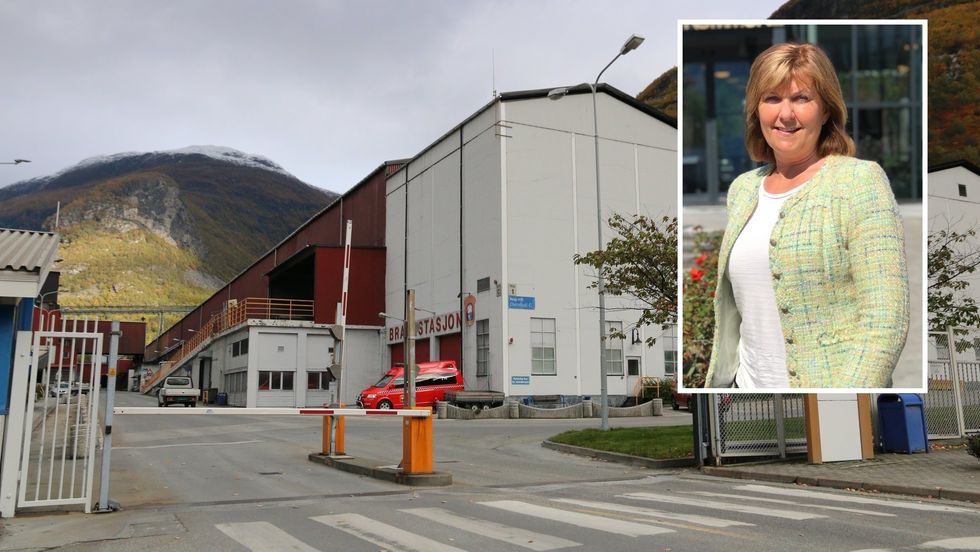 USIKRE TIDER: Koronakrise og rammevilkår i endring skapar uvisse i Årdal. Fabrikksjef Wenche Eldegard ber politikarane koma på bana.