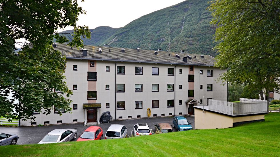 VOLLEVEGEN: Blokka ligg på Kuba på Årdalstangen.
