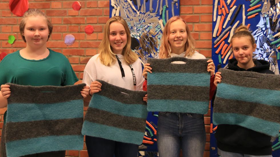 STRIKKA: Desse fire jentene strikka sitjeunderlag som skal få vera på Dagsturhytta. Frå venstre: Thea, Agnete, Tomine og Ronja.