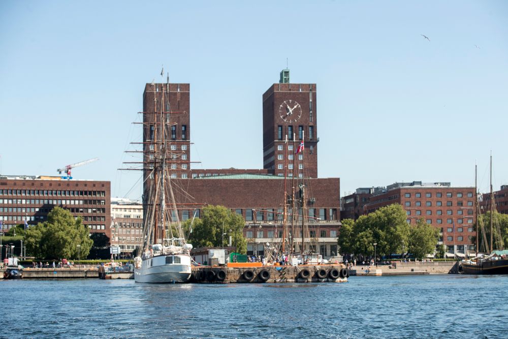 Oslo rådhus sett fra sjøen i Oslo.