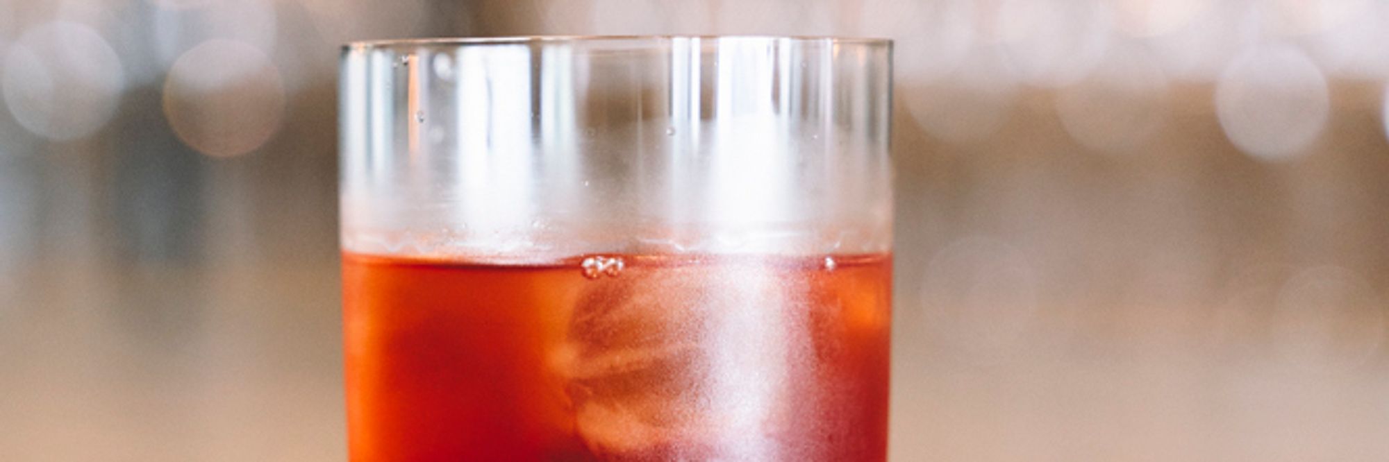 Denne vrien på whiskyklassikeren old fashioned gir en knallstart på fredagskvelden