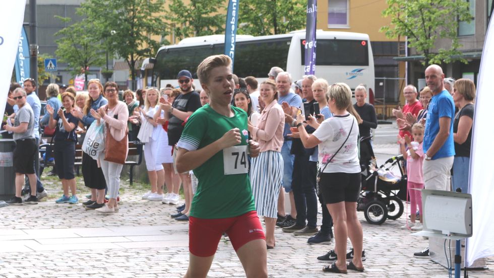 STAKK AV MED SIGEREN: Gard Reppen Vigdal, 16 år frå Årdal stakk av med sigeren under løpet.