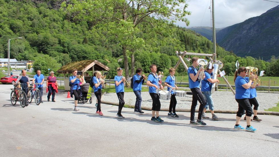 LUSTRALØPET: Dale skulemusikk ved målstreken etter 10 kilometer med speling og marsjering.