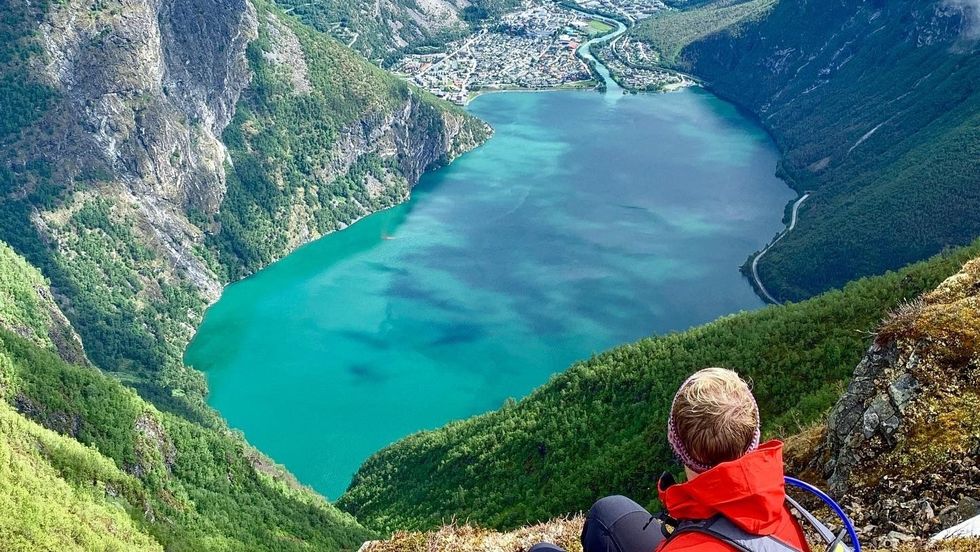 BØTTEJUV: Rigmor Øygarden ser ned på Øvre Årdal frå toppen av Bøttejuv.