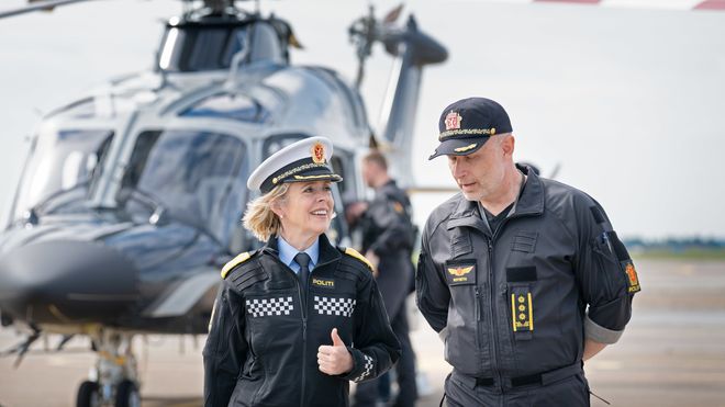 Politidirektør Benedicte Bjørnland i samtale med sjef for Politiets Helikoptertjeneste, Freddy Rotseth.