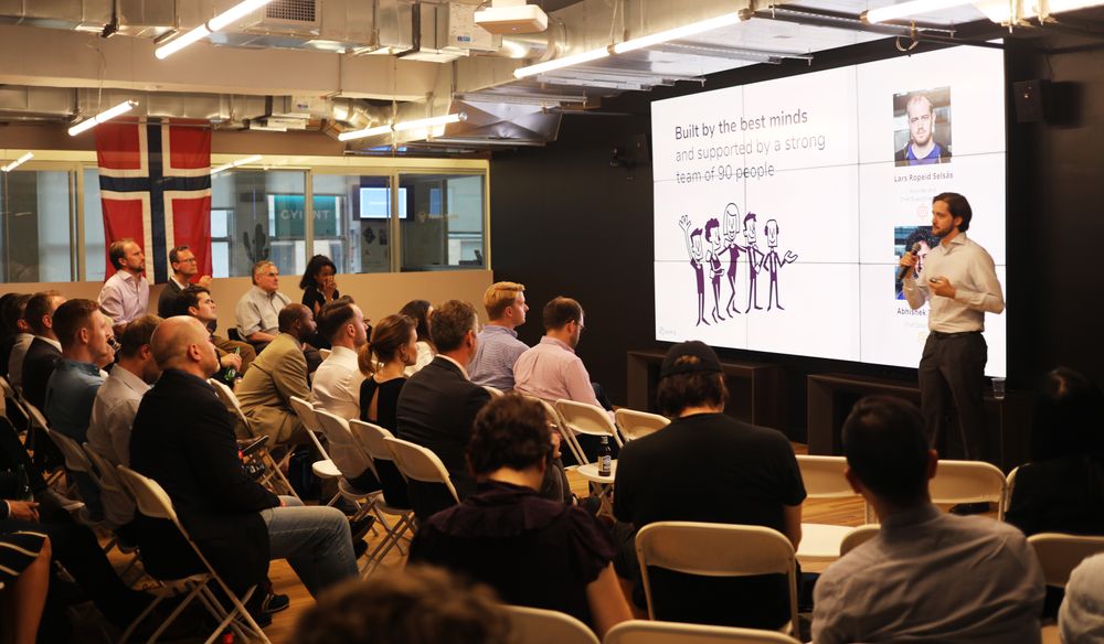 En scene fra "Norwegian Pitch Night" hvor norske gründere presenterer foran investorer i regi av Innovasjon Norge i New York. Er dette nok for å skalere norske gründerselskaper?