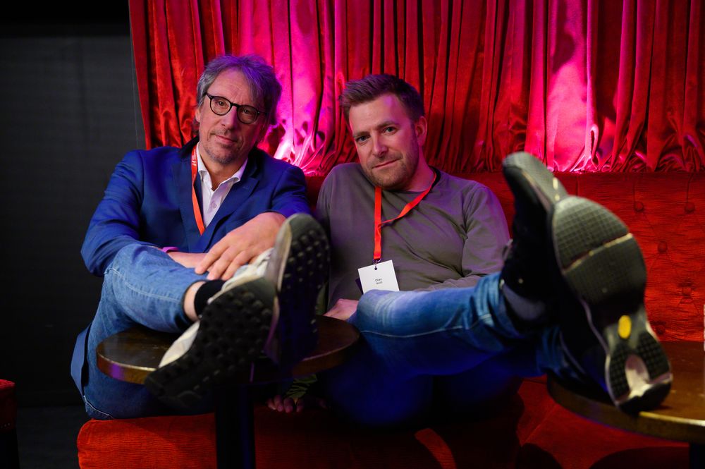 Asbjørn Øyhovden og Olav T. Wold i TV 2 nyttar «beina på bordet»-metoden for å finne gode saker.