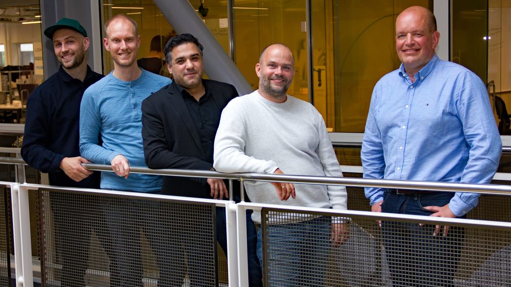 Representantene for Diffia og Kodemaker i skjønn forening. Fra venstre: Carl-Erik Kopseng, Frode Nerbråten, Soheil Dabestani, Oddbjørn Kvalsund og Kolbjørn Jetne.