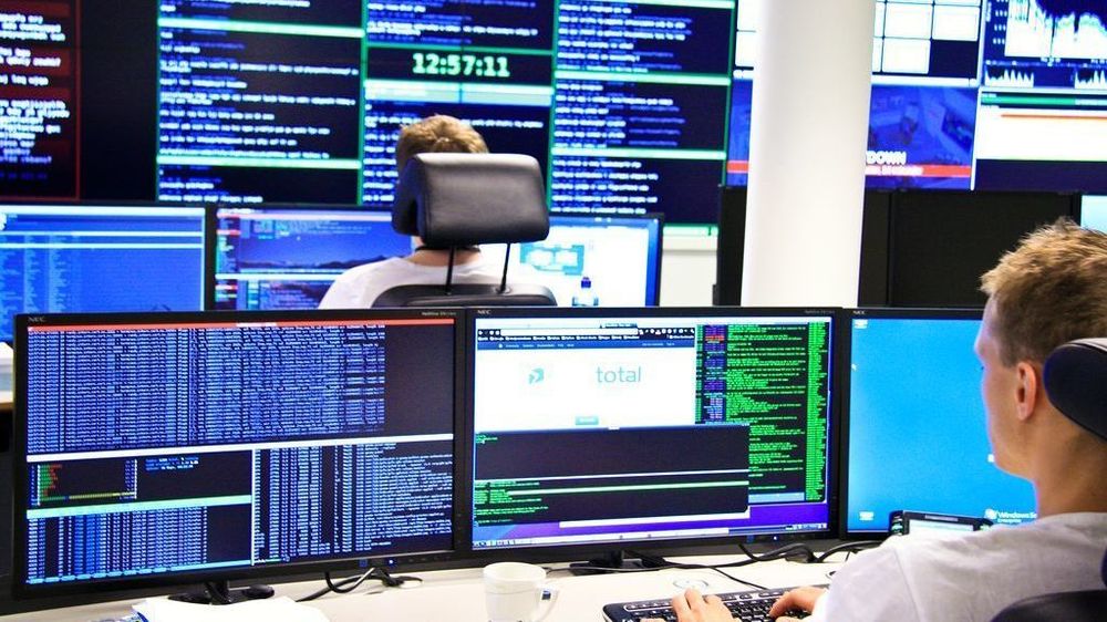 Operasjonssenteret hos NSM NorCert er bemannet hele døgnet. De ansatte der følger med på dataangrep mot private og offentlige virksomheter. NSM har tilholdssted på Kolsås i Bærum - rundt 25 minutter utenfor Oslo-sentrum.