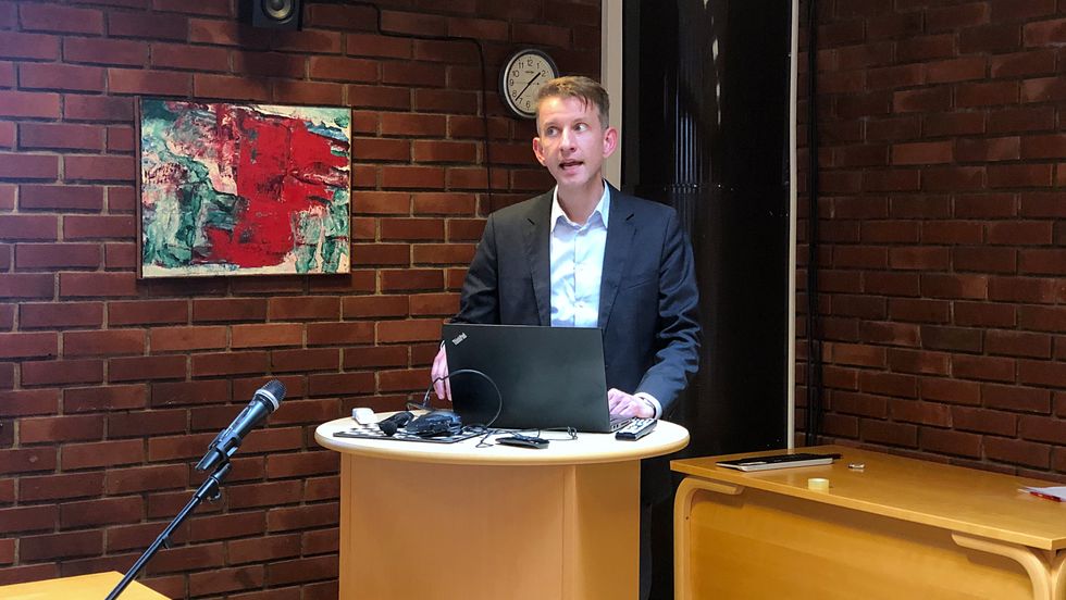DELOITTE: Frode Løvlie går gjennom rapporten. Kommunestyret vedtok alle 7 tiltak frå kontrollutvalet, samt eit forslag frå Senterpartiet.