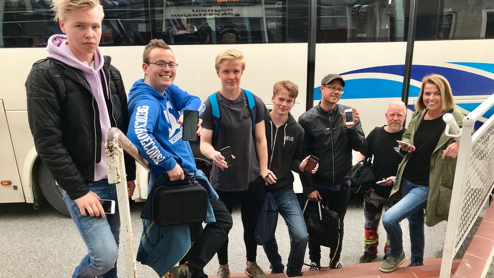 LÆRERIK TUR: Her har elevane nett kome tilbake frå Vik. Appen dei laga fekk verkeleg køyra seg på turen. Frå venstre: Martin Svendsen, Sindre Lerheim Viken, Thomas Skjerdal, Erling Olai Hønsi Aafedt, Njål Sire (lærar), Olav Arild Barsnes (lærar), Marianne Jevnaker (prosjektleiar Vitensenteret)